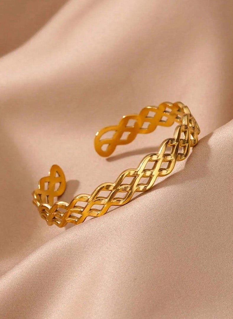 إيكوال اسوارة نسائية أنيقة وعالية الجودة مصنوعة من الاستانلس ستيل مطلية باللون الذهبي - Image 4