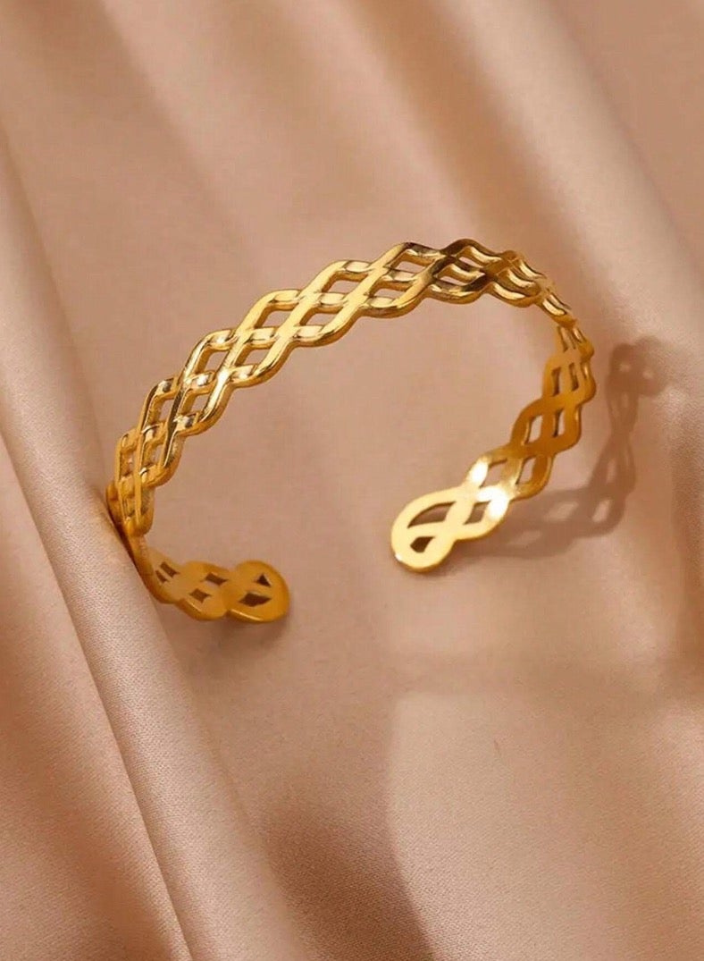 إيكوال اسوارة نسائية أنيقة وعالية الجودة مصنوعة من الاستانلس ستيل مطلية باللون الذهبي - Image 3