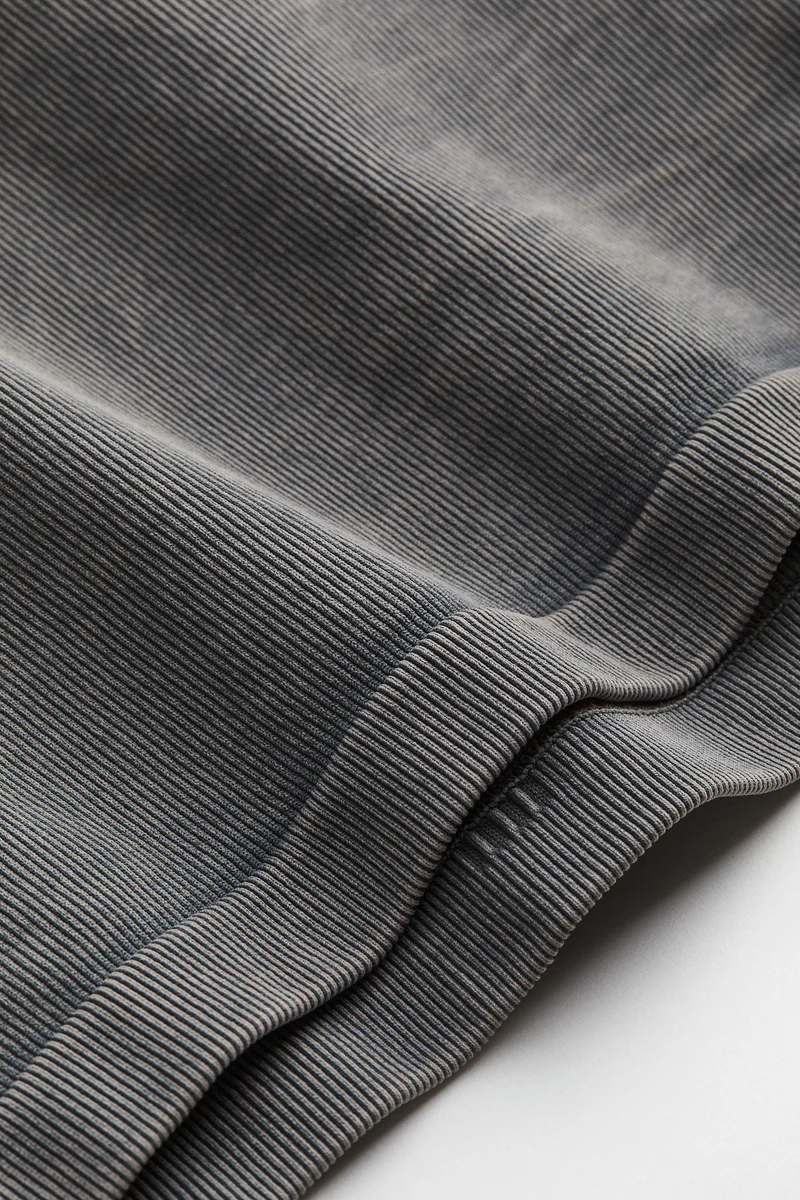 اتش اند ام بلوزة رياضية بتصميم مرن من نسيج دراي موف