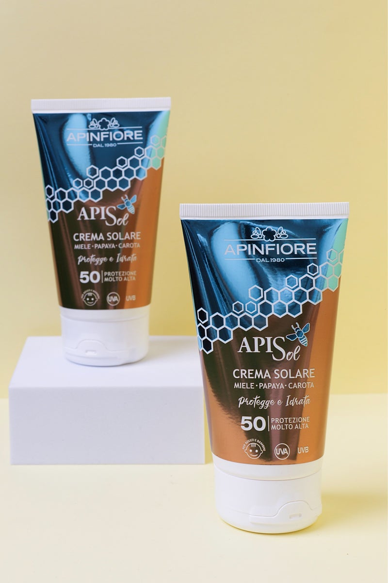 APINFIORE واقي شمس عضوي SPF 50 UVA/UVB مع حمض الهيالورونيك – خفيف الوزن، مرطب، غير دهني وبدون أثر أبيض – 150 مل – حماية يومية من الأشعة فوق البنفسجية للبشرة الحساسة والمعرضة لحب الشباب - Image 2