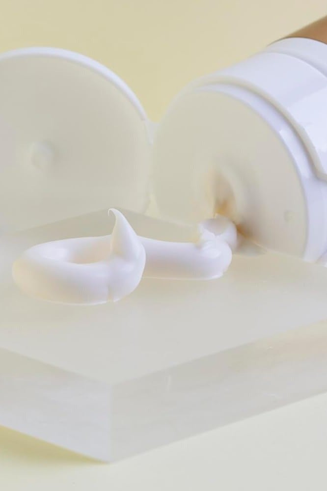 APINFIORE واقي شمس عضوي SPF 50 UVA/UVB مع حمض الهيالورونيك – خفيف الوزن، مرطب، غير دهني وبدون أثر أبيض – 150 مل – حماية يومية من الأشعة فوق البنفسجية للبشرة الحساسة والمعرضة لحب الشباب - Image 3