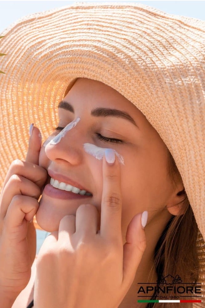 APINFIORE واقي شمس عضوي SPF 50 UVA/UVB مع حمض الهيالورونيك – خفيف الوزن، مرطب، غير دهني وبدون أثر أبيض – 150 مل – حماية يومية من الأشعة فوق البنفسجية للبشرة الحساسة والمعرضة لحب الشباب - Image 4