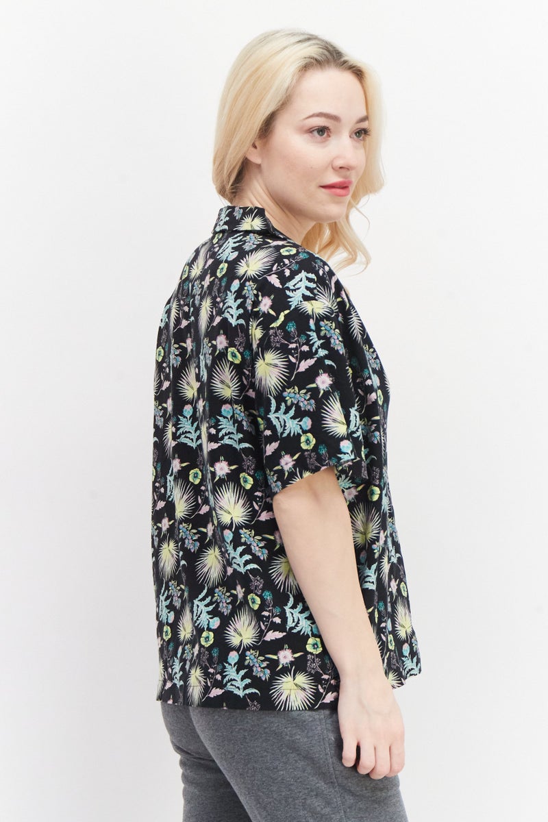 VANS بلوزة نسائية بأكمام قصيرة وياقة مفتوحة، طباعة زهور، مجموعة سوداء - Image 2