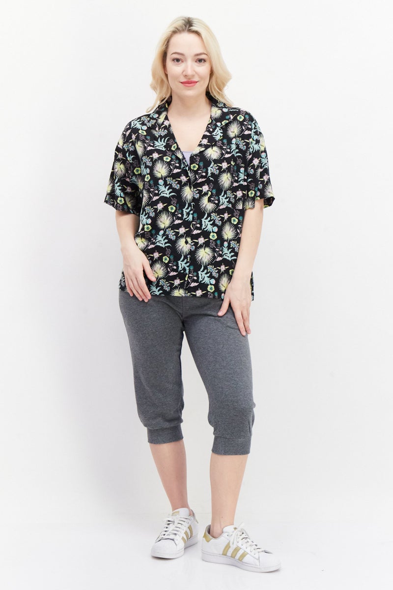 VANS بلوزة نسائية بأكمام قصيرة وياقة مفتوحة، طباعة زهور، مجموعة سوداء - Image 4