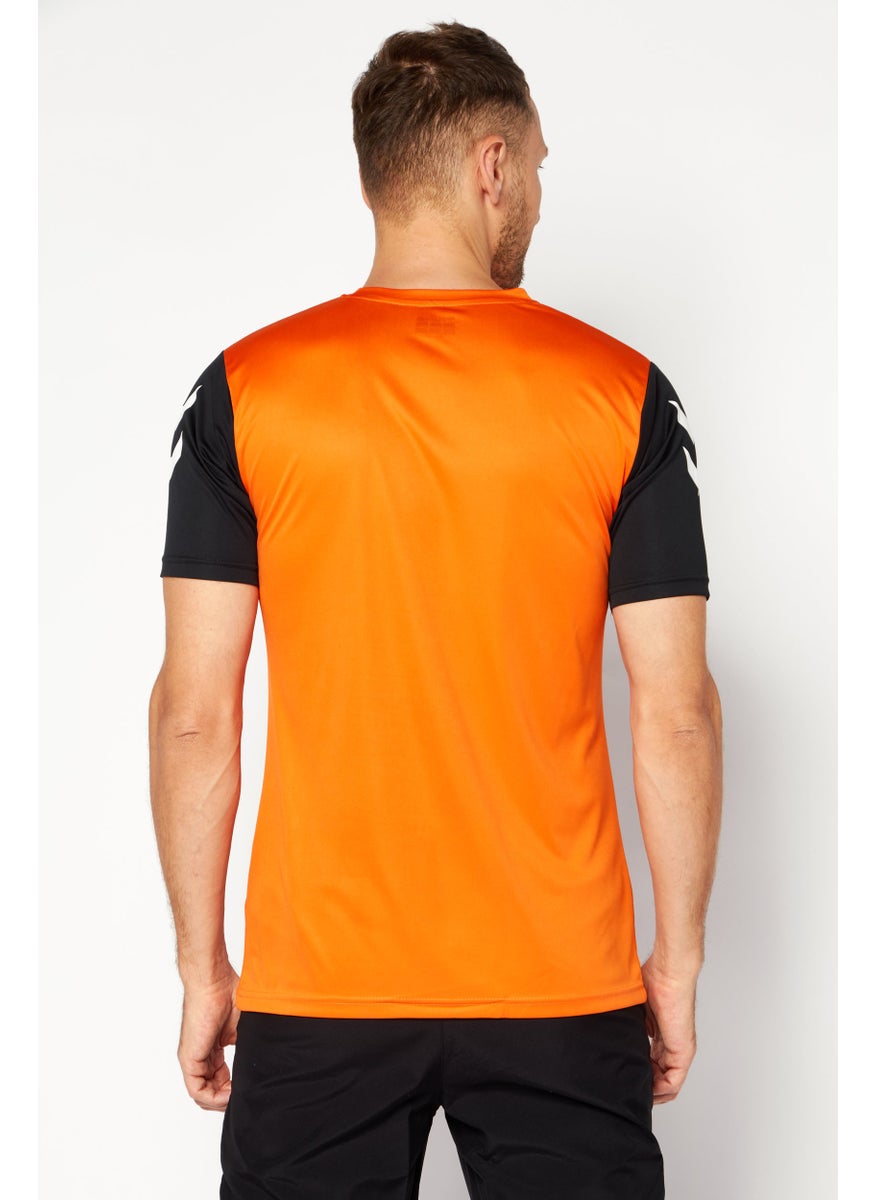 Hummel - تي شيرت تدريب رياضي للرجال بتصميم لوجو العلامة التجارية، برتقالي - Image 1