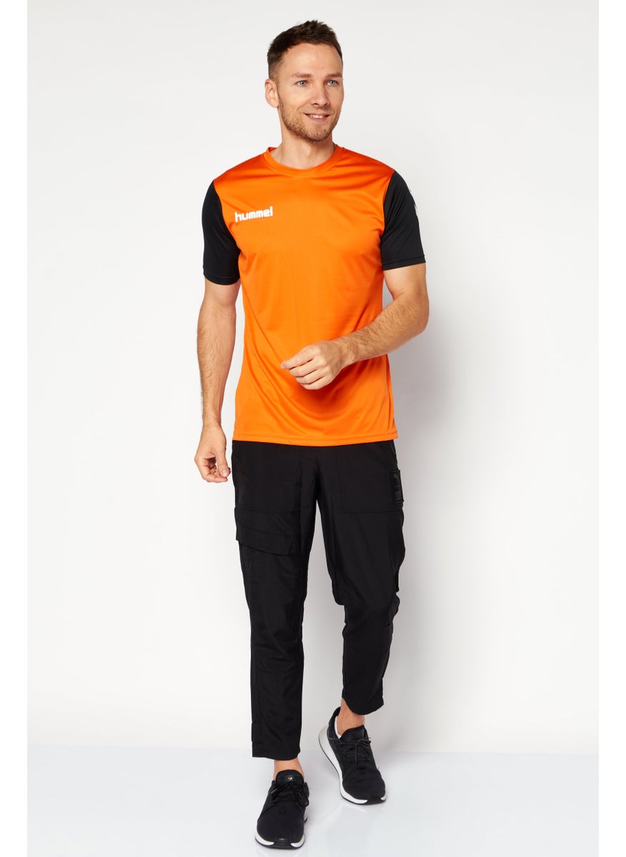 Hummel - تي شيرت تدريب رياضي للرجال بتصميم لوجو العلامة التجارية، برتقالي - Image 1