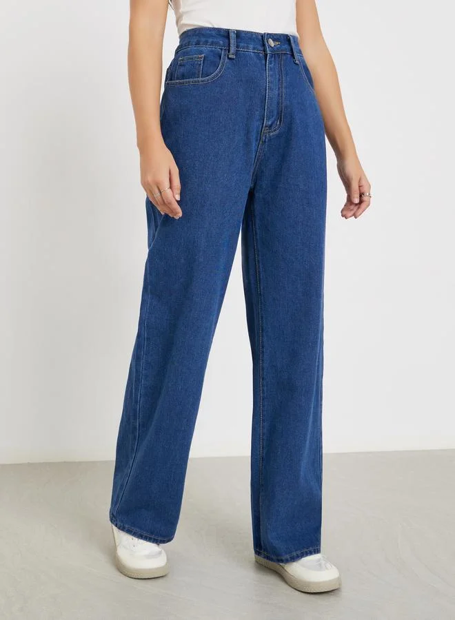 ستايلي جينز بأرجل واسعة وخصر متوسط