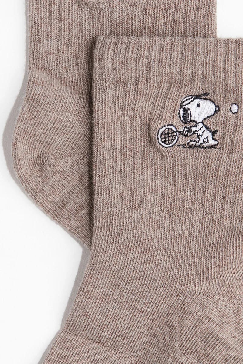 اتش اند ام جوارب بتفاصيل زخرفية