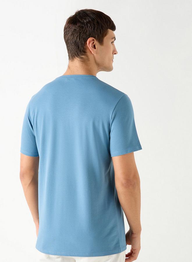 ايكونيك تيشيرت بياقة ضيقة وأكمام قصيرة وطبعات شعار من آيكونيك - Image 3