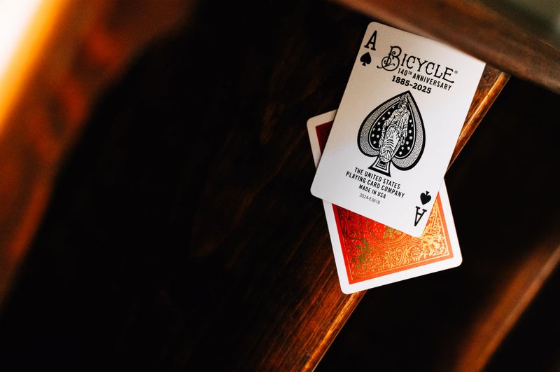 Bicycle بطاقات لعب ذكرى 140 عامًا من بايسكل، إصدار خاص بتصميم 1885، مجموعة قابلة للجمع باللونين الأحمر والذهبي للبوكر، بلاك جاك وألعاب الورق العائلية - Image 5