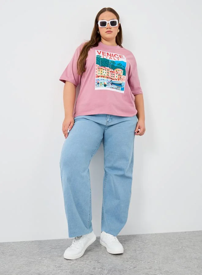 ستايلي تيشيرت بمقاس كبير وطبعة جرافيك