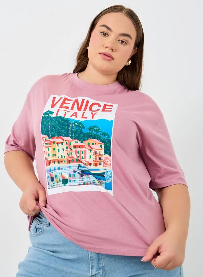 ستايلي تيشيرت بمقاس كبير وطبعة جرافيك