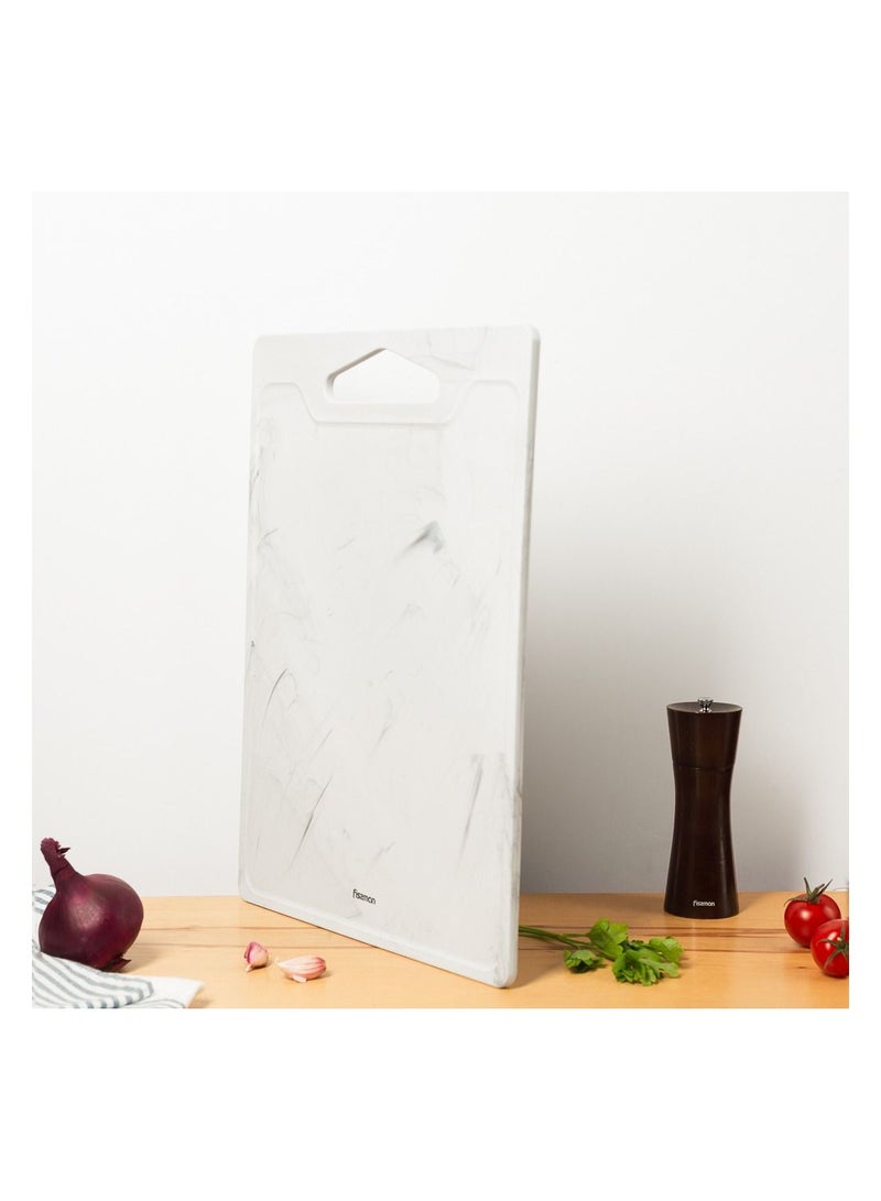 Fissman لوح تقطيع 42x31 سم، لوح تقطيع بلاستيكي، لوح تقطيع قابل للعكس، آمن في غسالة الصحون، أخدود للعصير، لوح غير قابل للانزلاق للحوم والفواكه والخضروات - Image 2