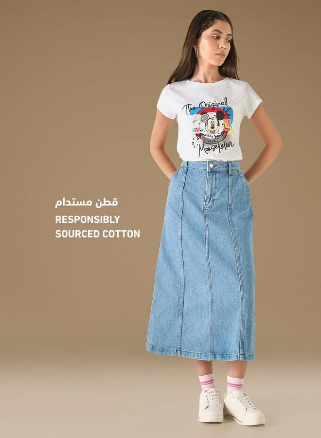 اس بي كاركترز تيشيرت بياقة ضيّقة وأكمام قصيرة وطبعات ميكي ماوس