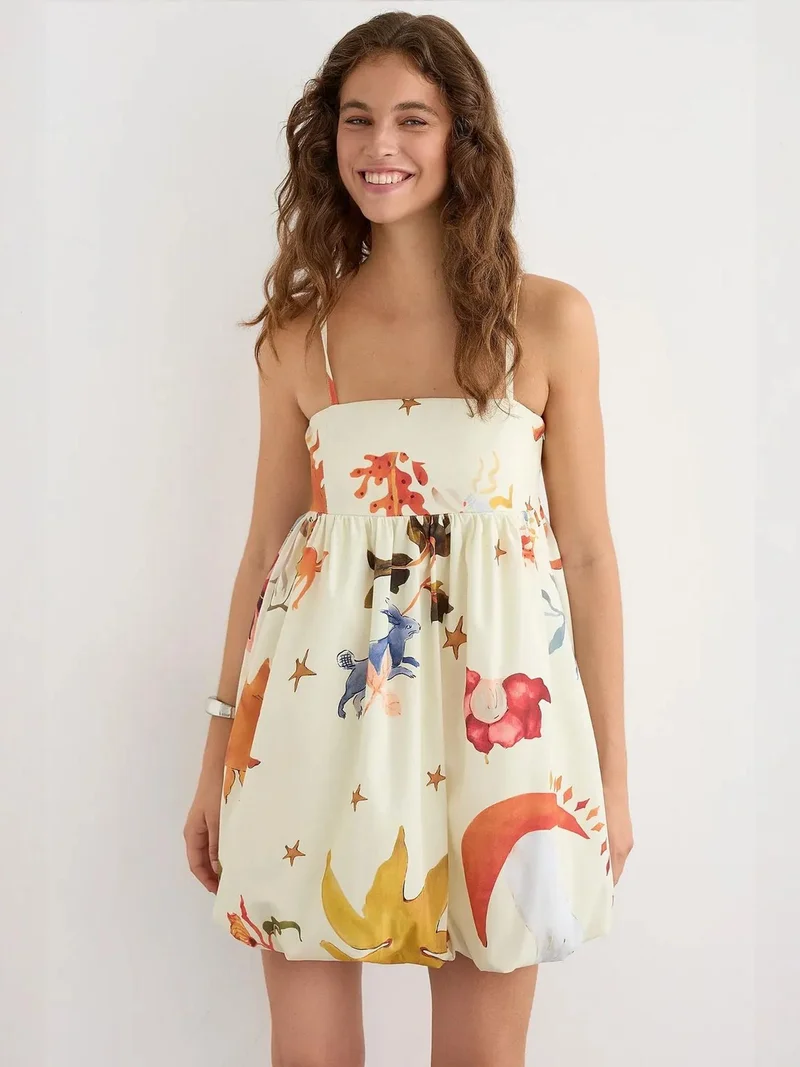 زوبعة فستان قصير بياقة سباغيتي وطبعات بالون