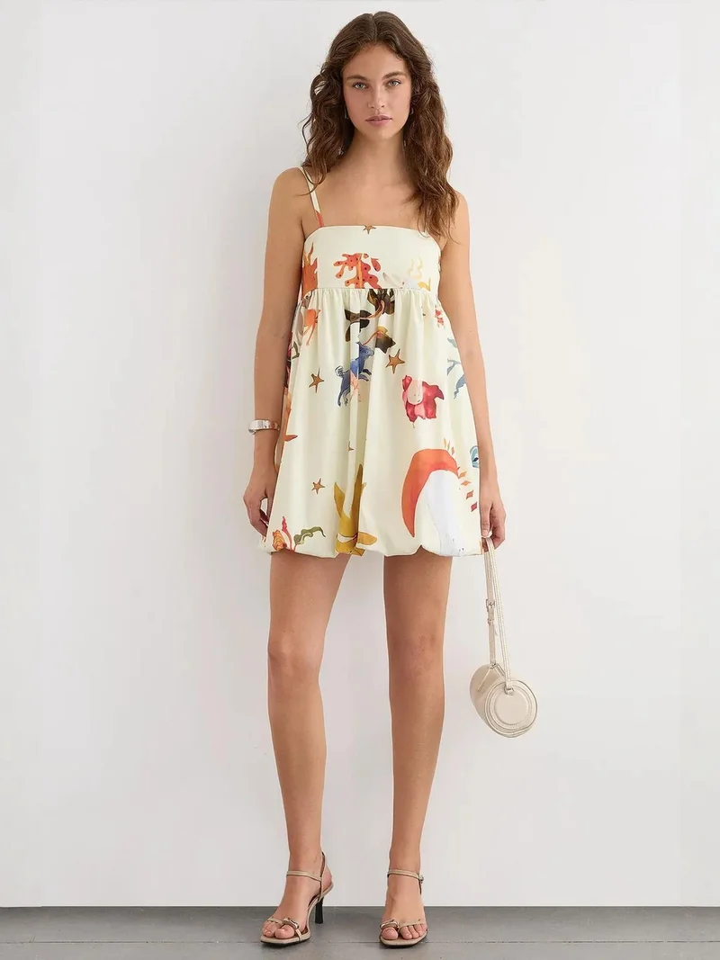 زوبعة فستان قصير بياقة سباغيتي وطبعات بالون