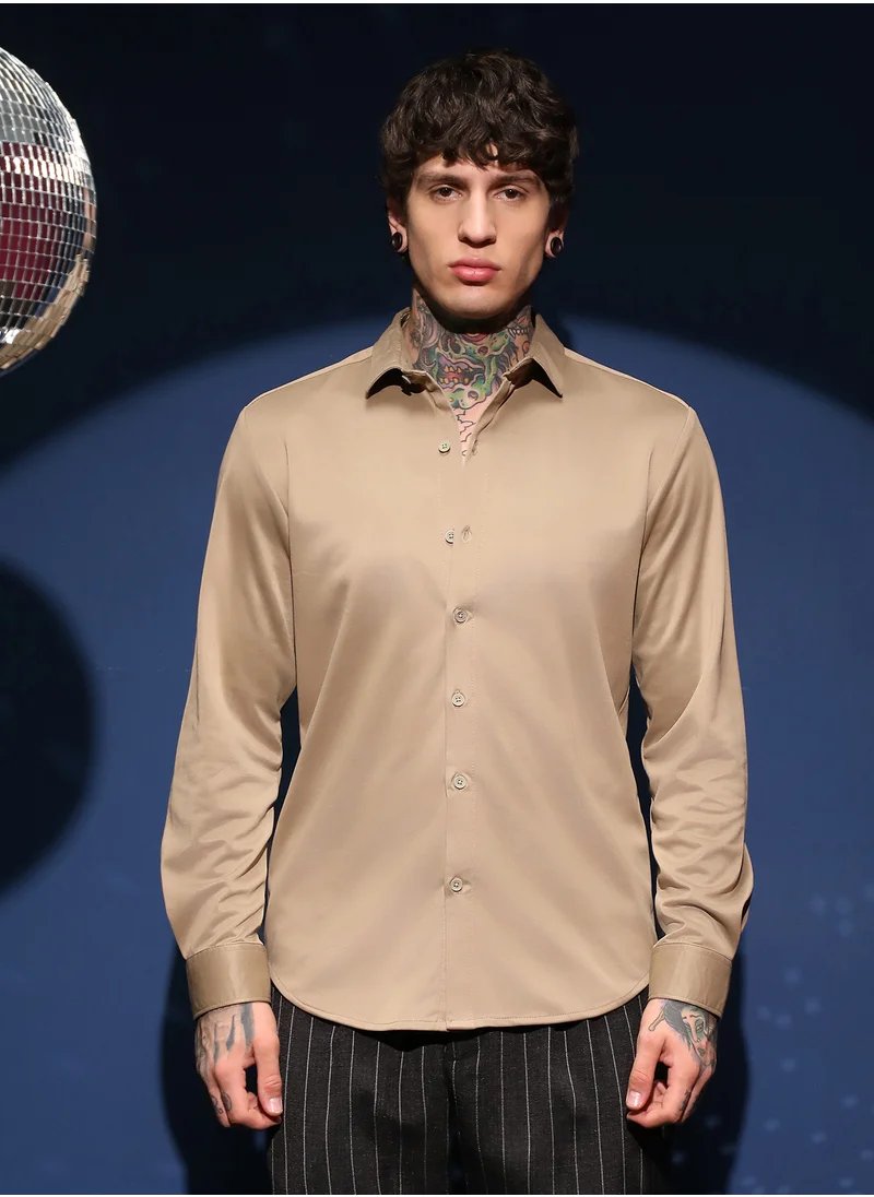 Campus Sutra Men's Sand Beige Solid Relaxed Shirt For Casual Wear | Spread Collar | Long Cuffed Sleeves | Button Closure | Shirt Crafted With Comfort Fit For Everyday Wear