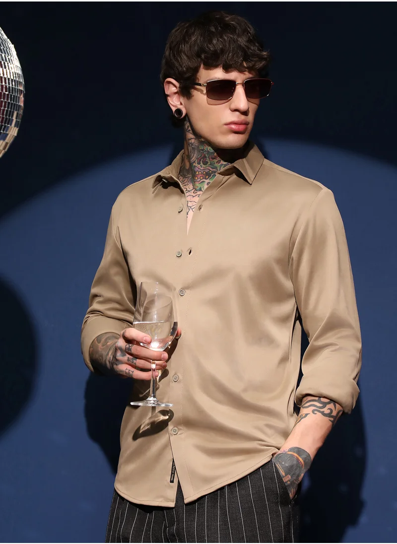 Campus Sutra Men's Sand Beige Solid Relaxed Shirt For Casual Wear | Spread Collar | Long Cuffed Sleeves | Button Closure | Shirt Crafted With Comfort Fit For Everyday Wear