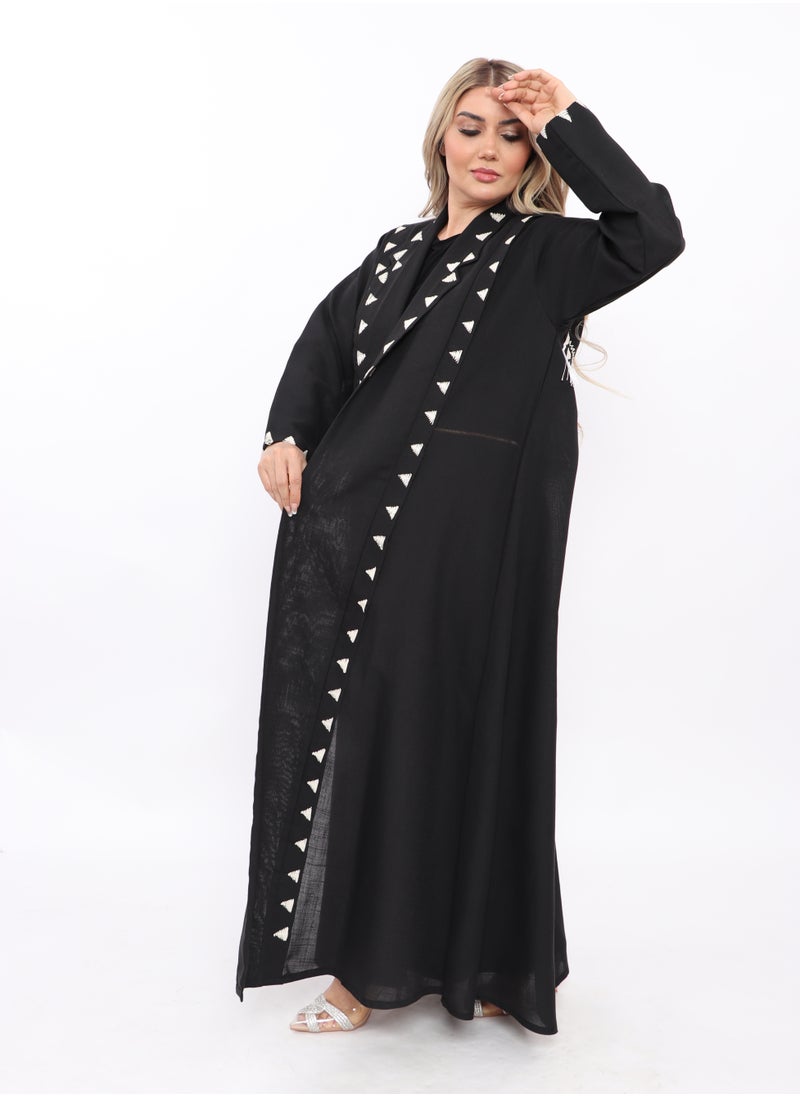 ألوان الجمال عباية باللون الأسود مميزة بتطريز مثلثات من الخلف والأمام باللون الأبيض  - Image 3