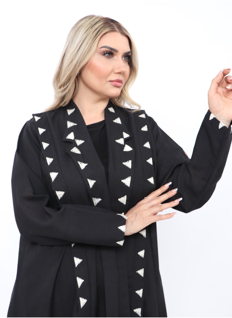 ألوان الجمال عباية باللون الأسود مميزة بتطريز مثلثات من الخلف والأمام باللون الأبيض  - Image 2