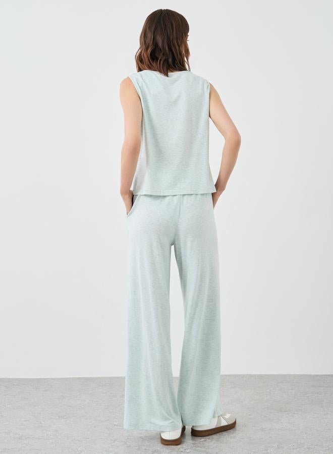 تايك تو طقم بلوزة بلا أكمام بنسيج الميلانج وبنطلون واسع الأرجل - Image 4