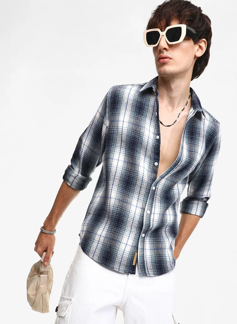 كامبوس سوترا قميص كاروهات رجالي أزرق نيلي وأبيض عاجي بتصميم متدرج للارتداء الكاجوال