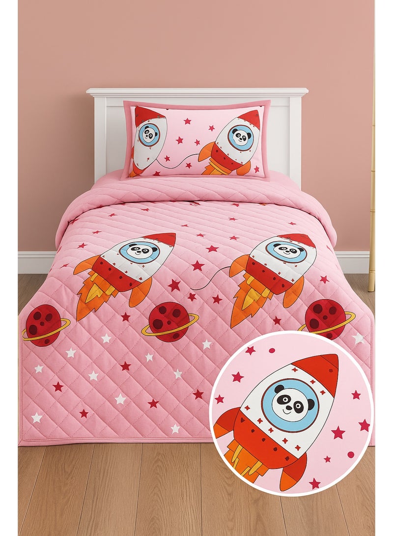 مون طقم مفرش سرير أطفال 3 قطع – لحاف + شرشف مطاطي + غطاء وسادة – تصميم صواريخ باندا كرتونية باللون الوردي، خامة مخمل ناعمة - Image 3