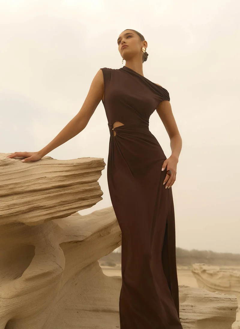 ليتشي فستان ماكسي من الجيرسي مع صد مفتوح على الكتف وزخرفة على الخصر