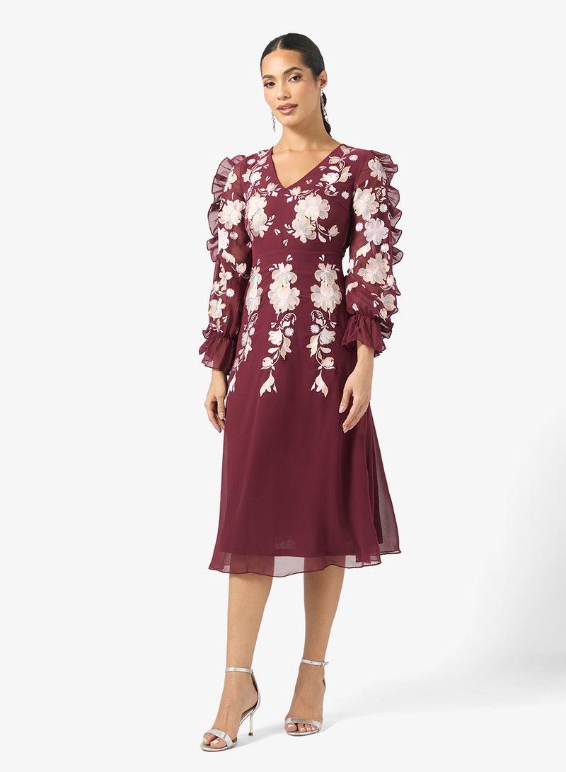 فروك اند فرل فستان مزين بتفاصيل شبكية بياقة على شكل حرف - Image 1