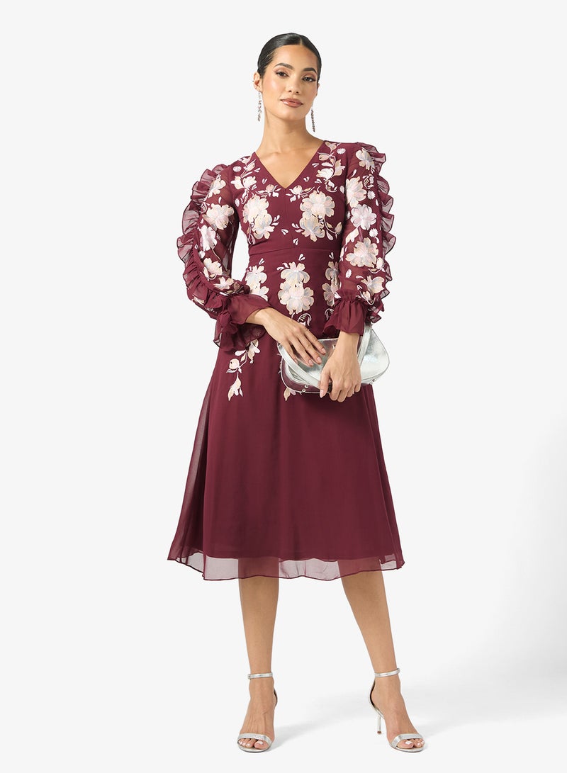 فروك اند فرل فستان مزين بتفاصيل شبكية بياقة على شكل حرف - Image 4