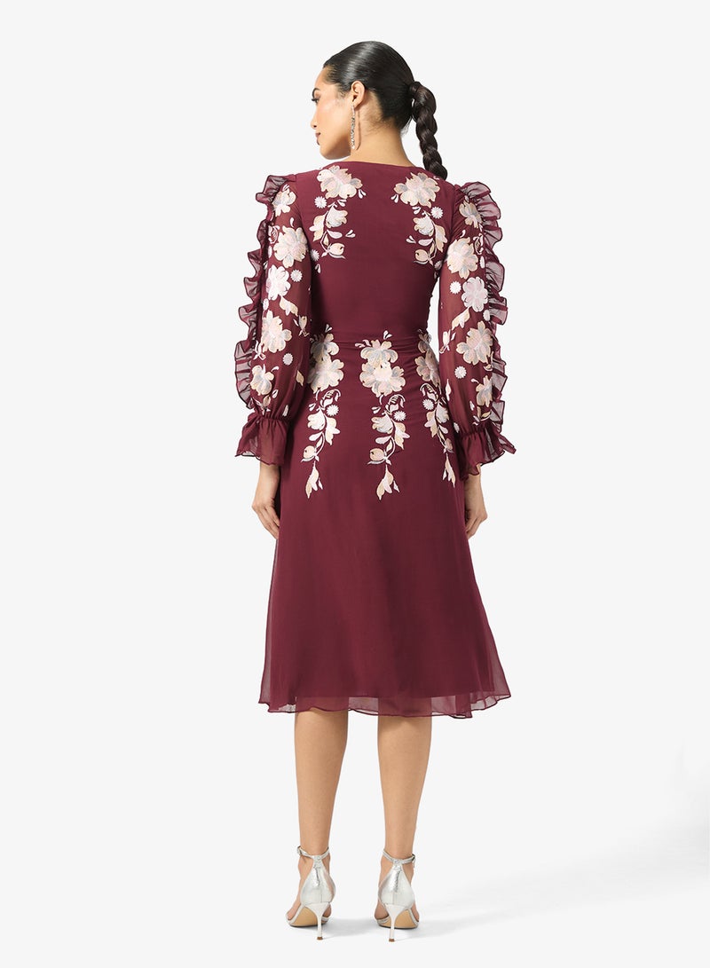 فروك اند فرل فستان مزين بتفاصيل شبكية بياقة على شكل حرف - Image 2