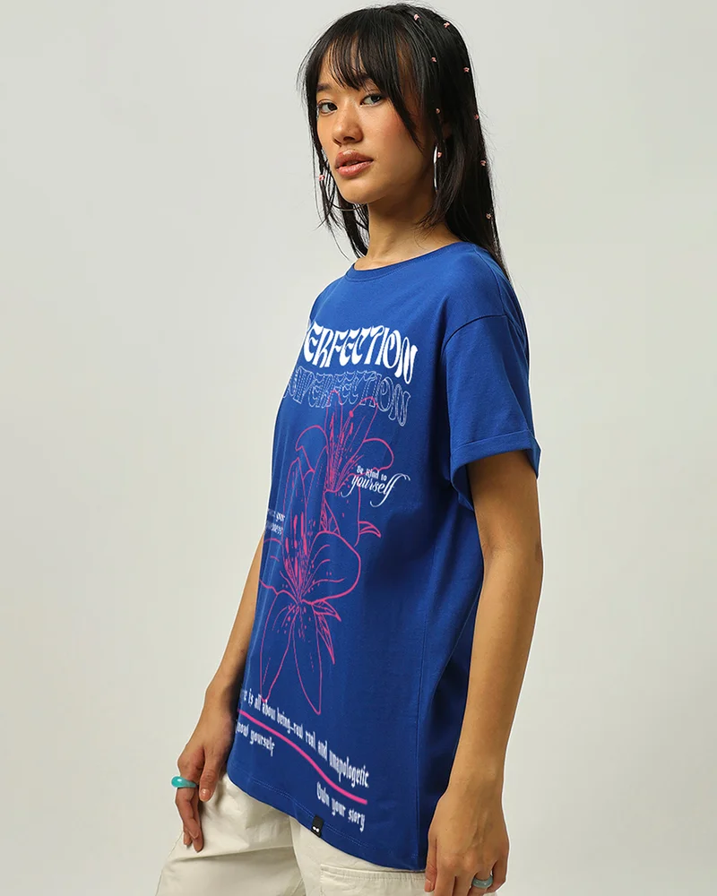 بيواكوف تيشيرت بوي فريند بطبعة كمال النقص باللون الأزرق للنساء