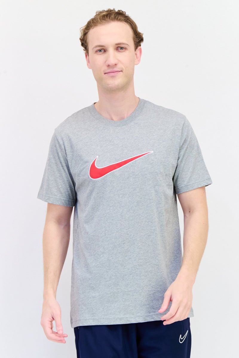 Nike تي شيرت رياضي للرجال بأكمام قصيرة مناسب للخارج، رمادي - Image 1