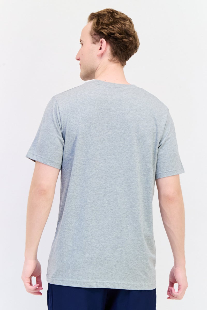 Nike تي شيرت رياضي للرجال بأكمام قصيرة مناسب للخارج، رمادي - Image 3