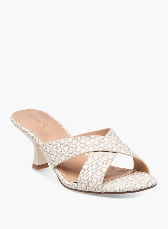 سيليست صنادل نسائية بنعل مسطح وطبعات شعار وكعب مائل