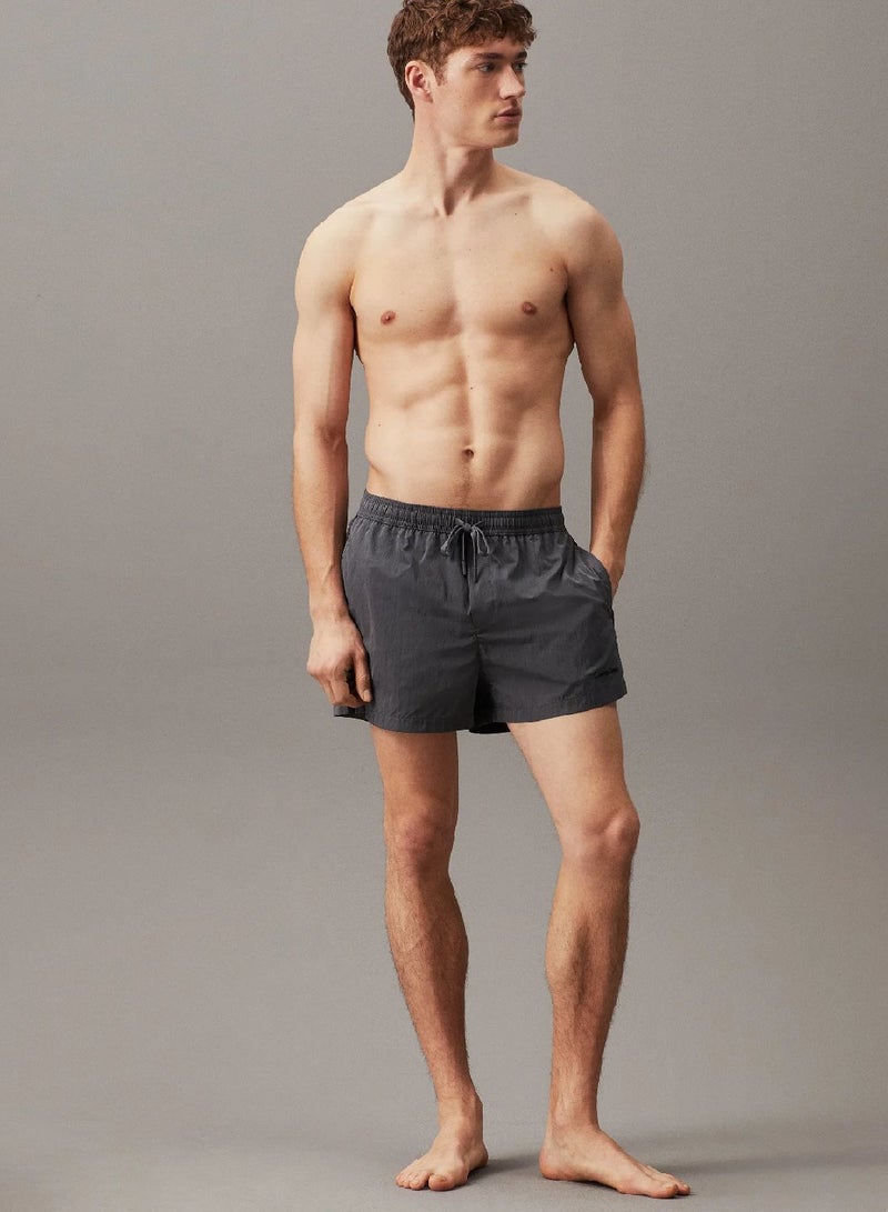 كالفن كلاين شورت سباحة قصير برباط مع شريط مزين بشعار كلفن كلاين مكرر - Image 4