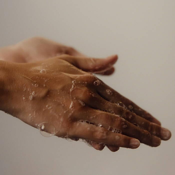 Aesop Reverence Aromatique Hand Wash | Woody, Earthy, Smoky | Gentle Exfoliating Cleanser For Renewed Skin | 500mL / 16.9 oz - Image 4