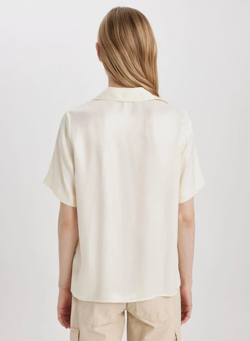 ديفاكتو قميص بياقة قميص بقصة عادية وأكمام قصيرة من الساتان