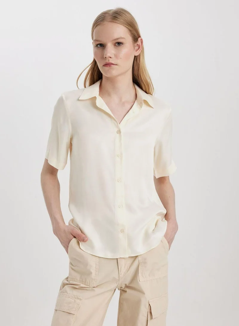 ديفاكتو قميص بياقة قميص بقصة عادية وأكمام قصيرة من الساتان