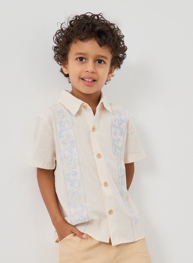 ستايلي قميص ستايلي بأزرار وياقة عريضة مطرزة - Image 1