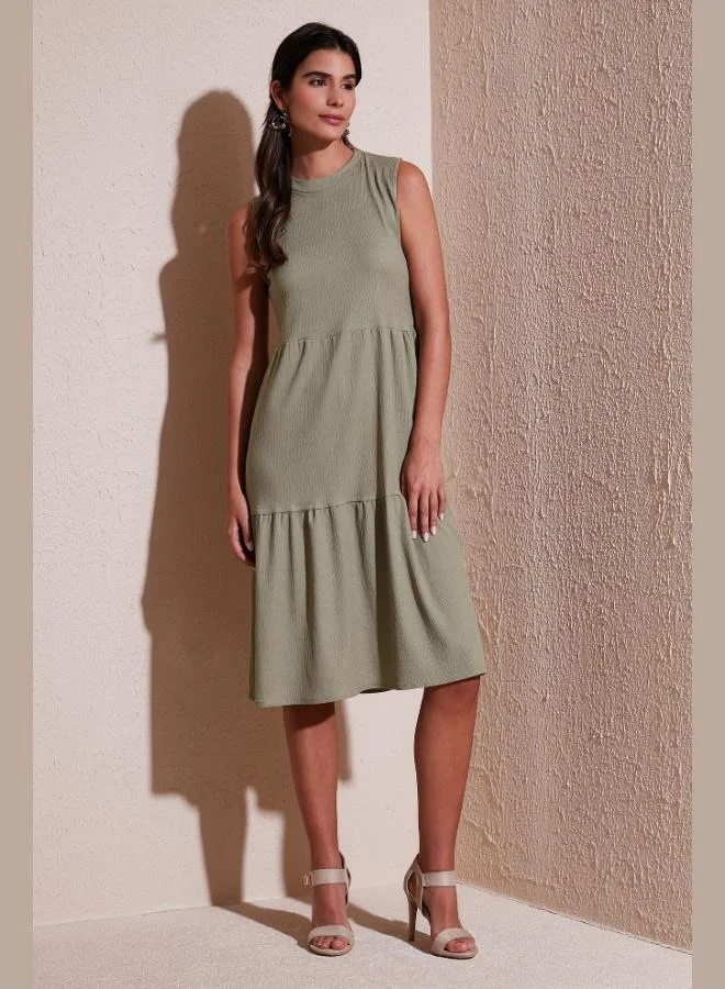 ليلا فستان ميدي بدون أكمام بقصة عادية للنساء