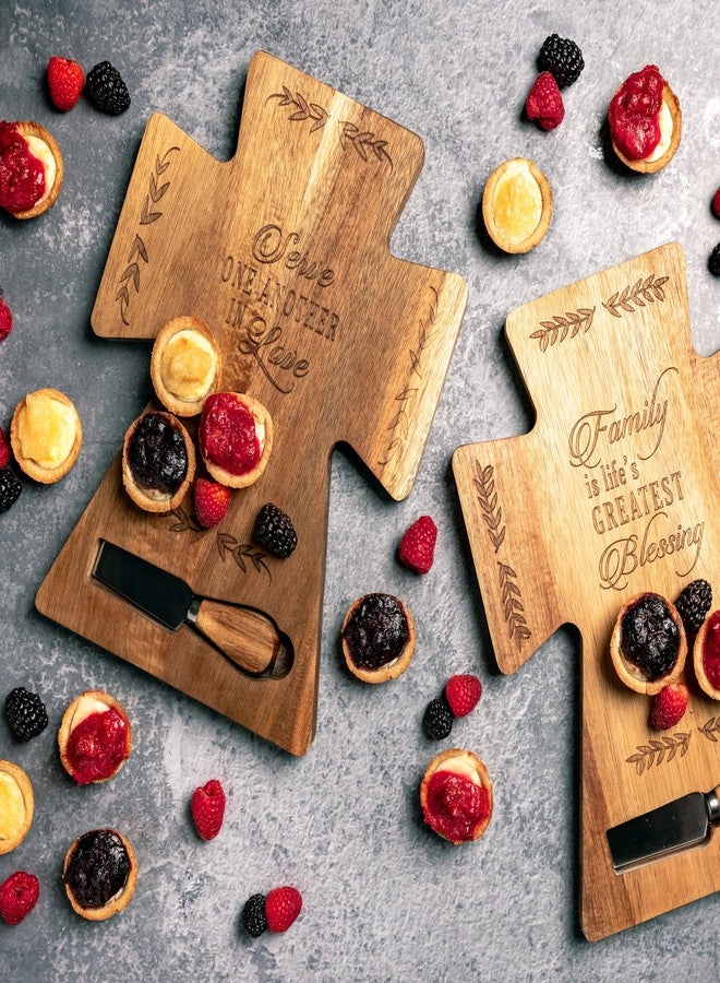 شركة بافيليون جيفت بافيليون - اخدموا بعضكم بعضًا بمحبة - لوح تقديم على شكل صليب من خشب الأكاسيا مقاس 12 بوصة × 8.75 بوصة مع أداة فرد، لوح تقديم للجبن والخبز واللحوم الباردة، هدية ملهمة وروحانية ودينية، هدية للأصدقاء والكنيسة. - Image 2