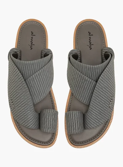 الواحة Men Textured Slip-On Arabic Sandals with Toe Loop