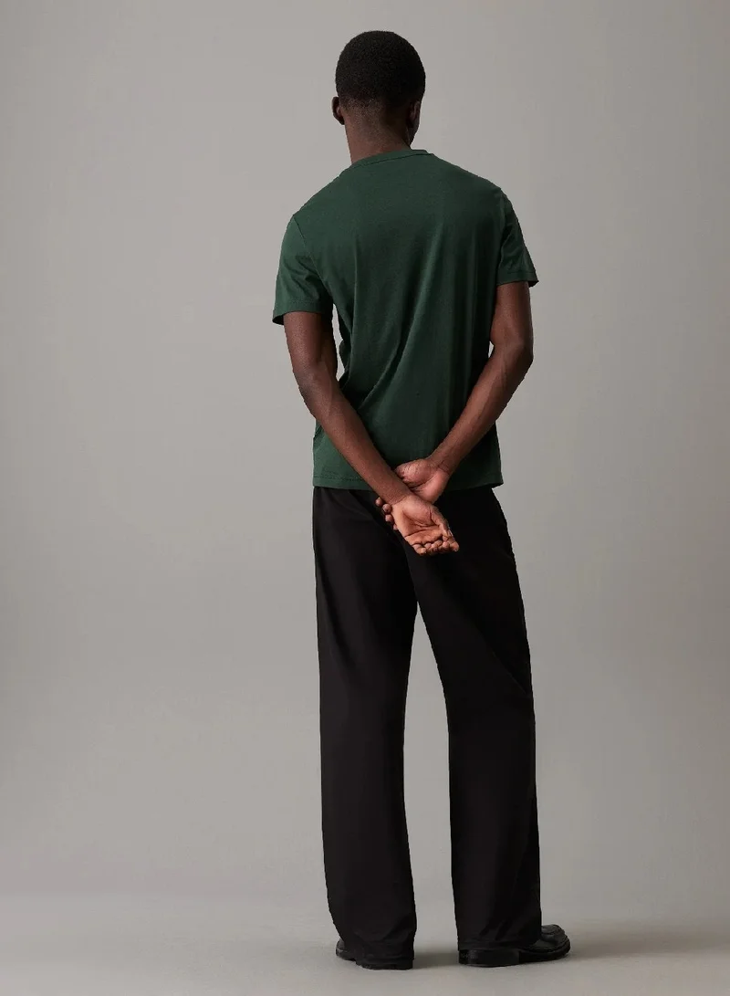 كالفن كلاين تيشرت من القطن مزين بشعار كلفن كلاين صغير