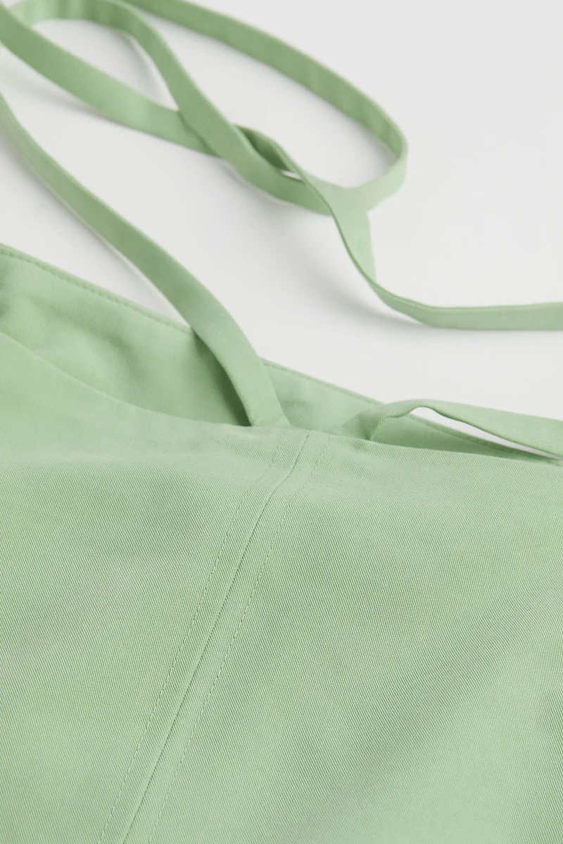 اتش اند ام تنورة قصيرة بتصميم معقود