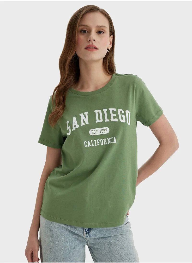 ديفاكتو Regular Fit Crew Neck Short Sleeve T-Shirt
