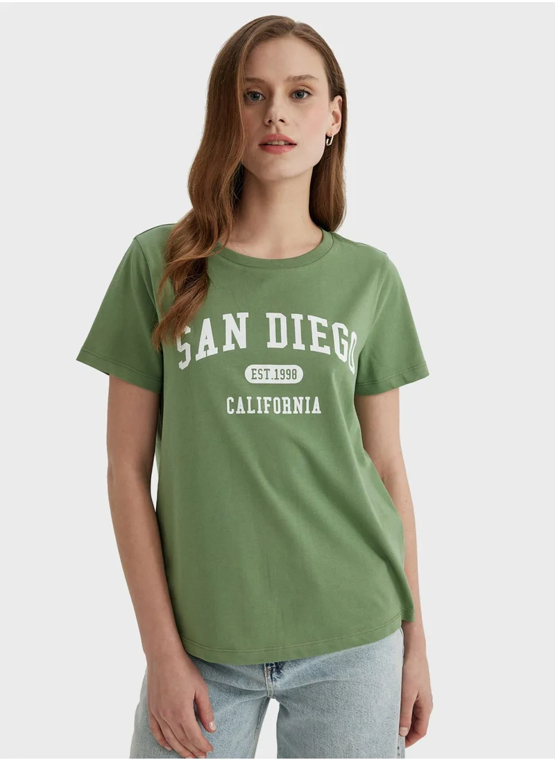 ديفاكتو Regular Fit Crew Neck Short Sleeve T-Shirt