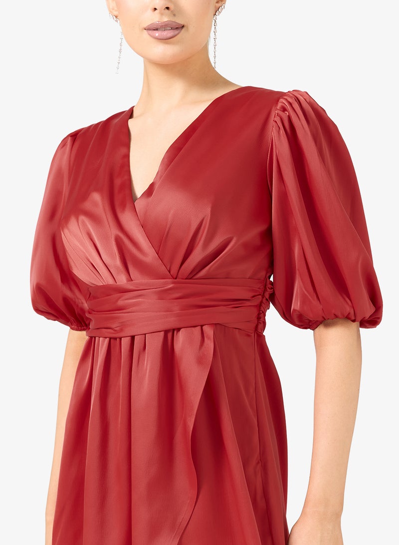 رينيه فستان قصير ساتان بحزام وفتحة صدر - Image 3