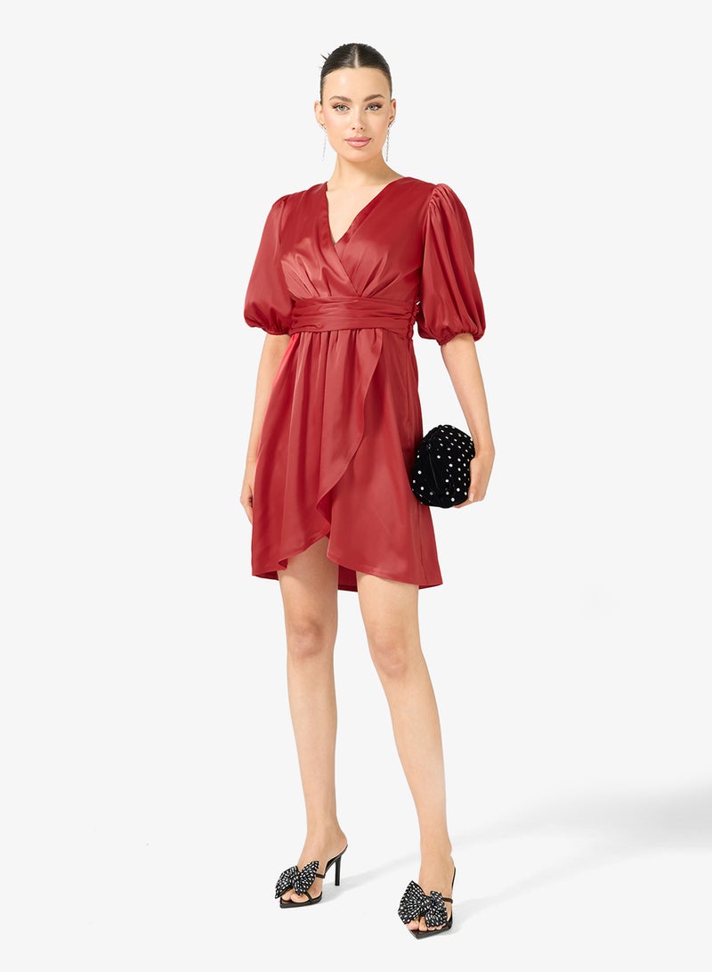 رينيه فستان قصير ساتان بحزام وفتحة صدر - Image 4