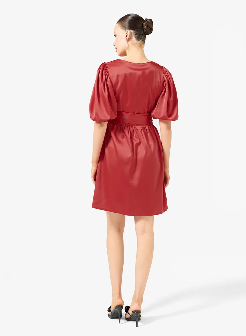 رينيه فستان قصير ساتان بحزام وفتحة صدر